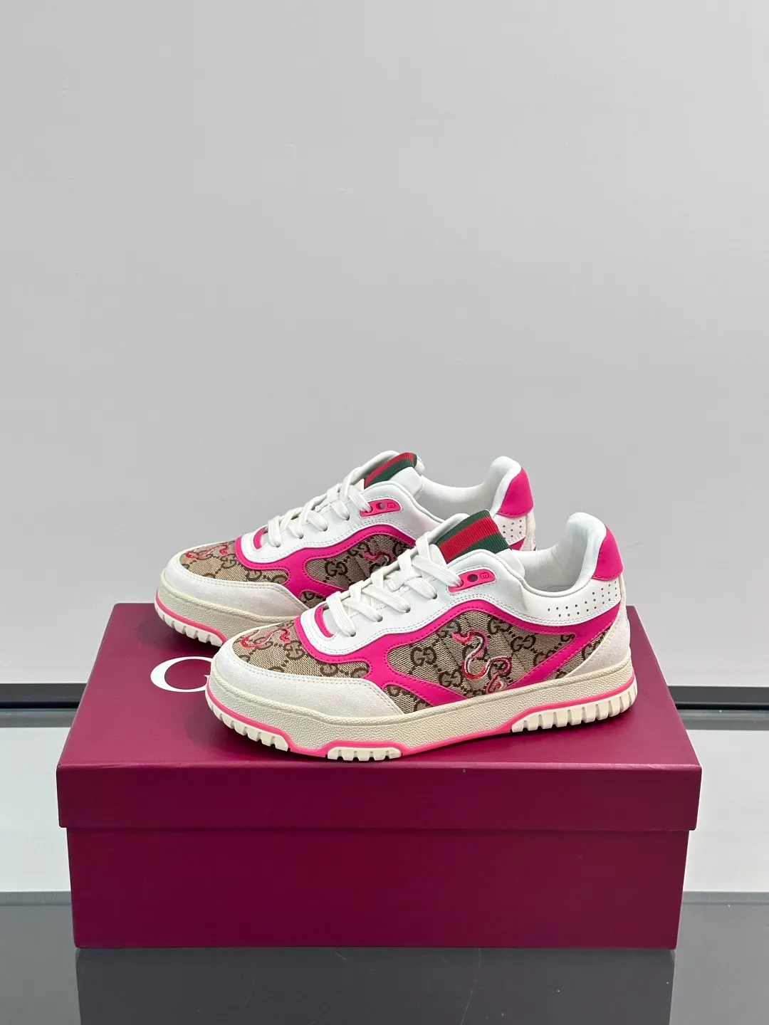 Men's Shoes 💰500 [New Style] 🦨🦨Gucci 𝐆𝐮𝐜𝐜𝐢 𝐑𝐞-𝐖𝐞𝐛 As a sneaker created by Sabato De Sarno for Gucci, the Re-Web series reinterprets the brand's classic stripes, with bold and unique details to set off a modern silhouette design. These shoes are crafted from white leather. This new sneaker is ingeniously decorated with many of the brand's classic details, and is equipped with a bright red and green webbing tongue, which will make people fall in love at first sight. White leather has been specially treated to be soft and shiny, with an embossed grained texture. Script Gucci logo and Interlocking G web label with Interlocking G and script Gucci logo. Rubber outsole with Interlocking G detail eyelets. Web tongue. Size: Female 35-40 (Female 41, 42 customized). Male 38-44 (45, 46 customized)